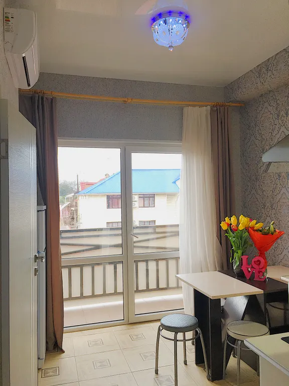 Четырехместная однокомнатная квартира с балконом в центре