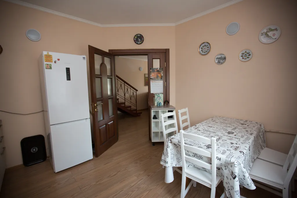 Трёхэтажный таунхаус в живописном месте с большим садом