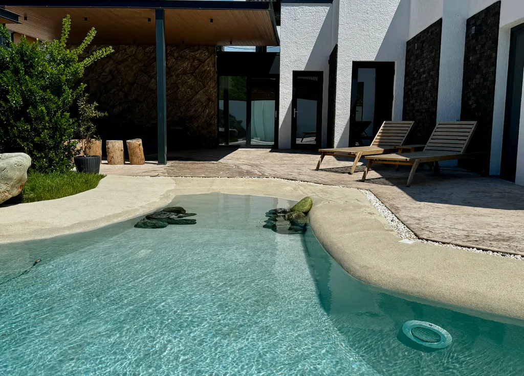 Дом в тихом месте, со своим минипляжем