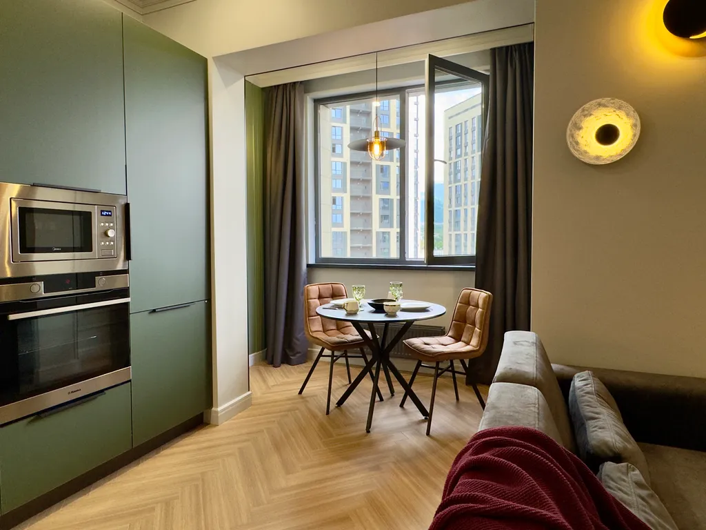 Просторная студия с видом на горы