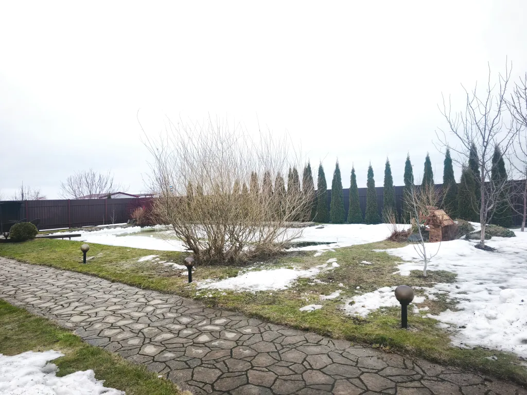 Уютный загородный дом с баней и прудом недалеко от моря