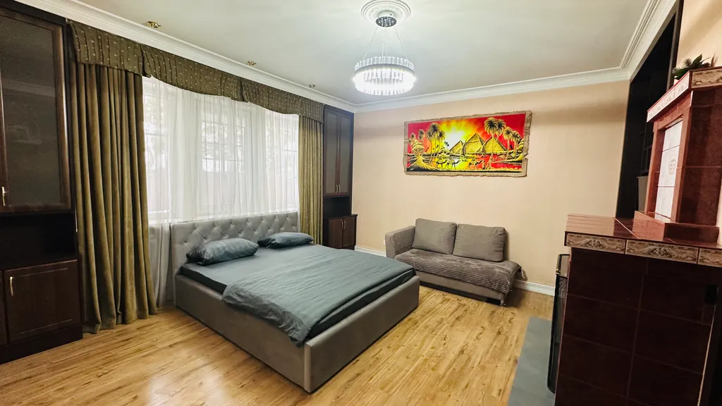 Дом с бассейном у леса