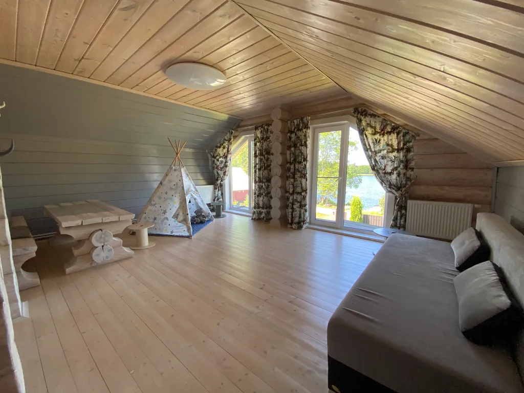 Деревянный комфортабельный дом на берегу озера