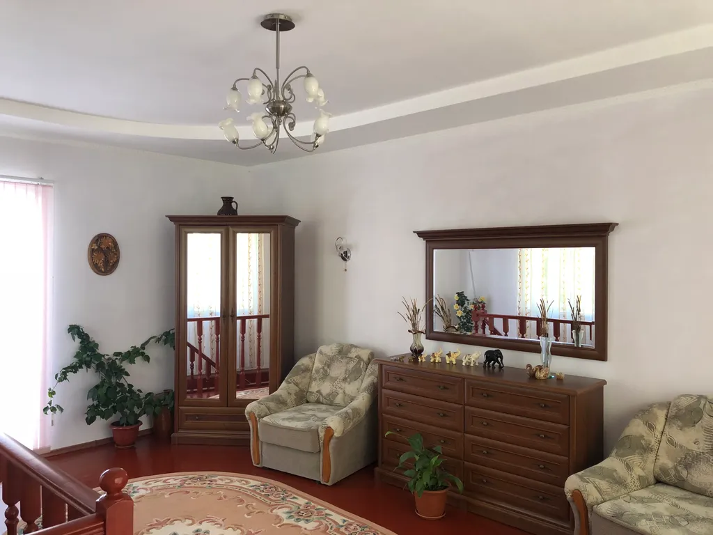 Двухэтажный дом с шикарным уютным двором в самом центре