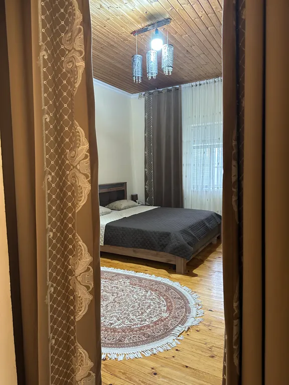 Уютный домик аквамарин у водопада и леса