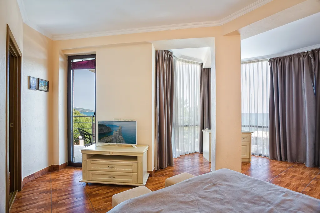 Просторная видовая двухкомнатная квартира на берегу моря в Ливадии