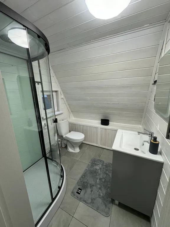 Домик афрейм в дубовом лесу