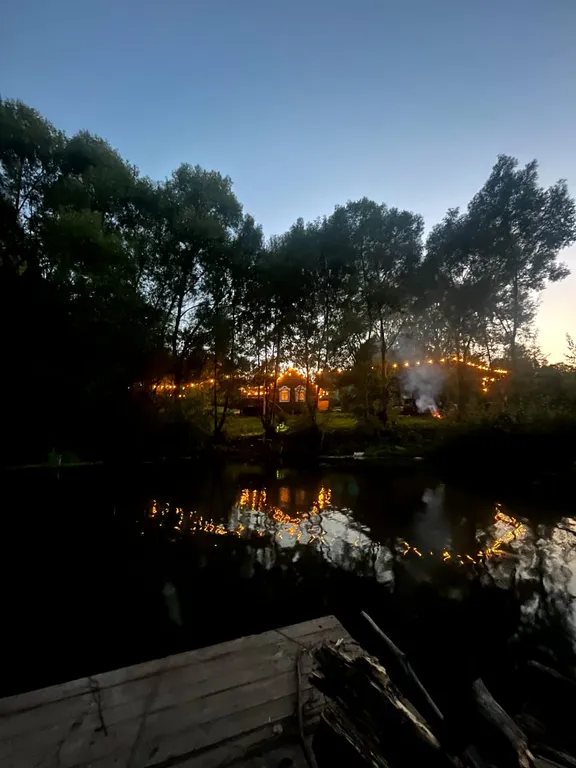 Изба с уютом детства, деревенский дом с баней и русским бытом