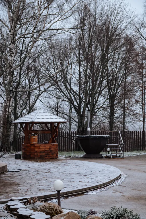 Уютный дом на берегу реки