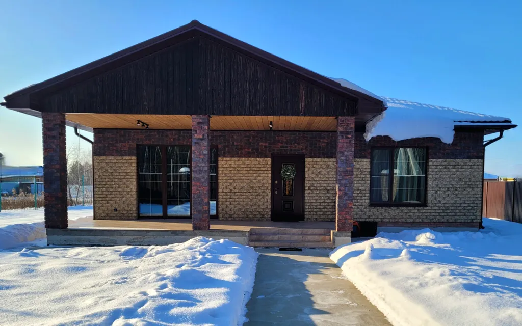 Дом с терассой на опушке леса