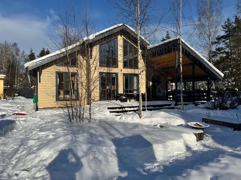 Дом у Коркинского озера с баней, купелью и детской площадкой.