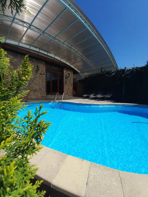 Дом с бассейном и баней для уединенного отдыха