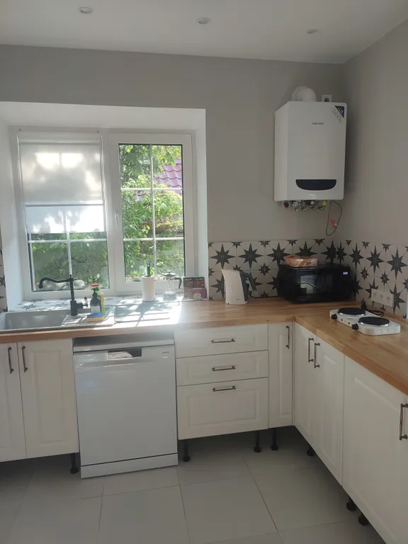 Дом с камином, красивой беседкой  большой территорией недалеко от моря