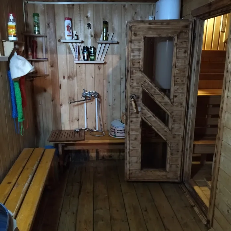 Домик в лесу с баней