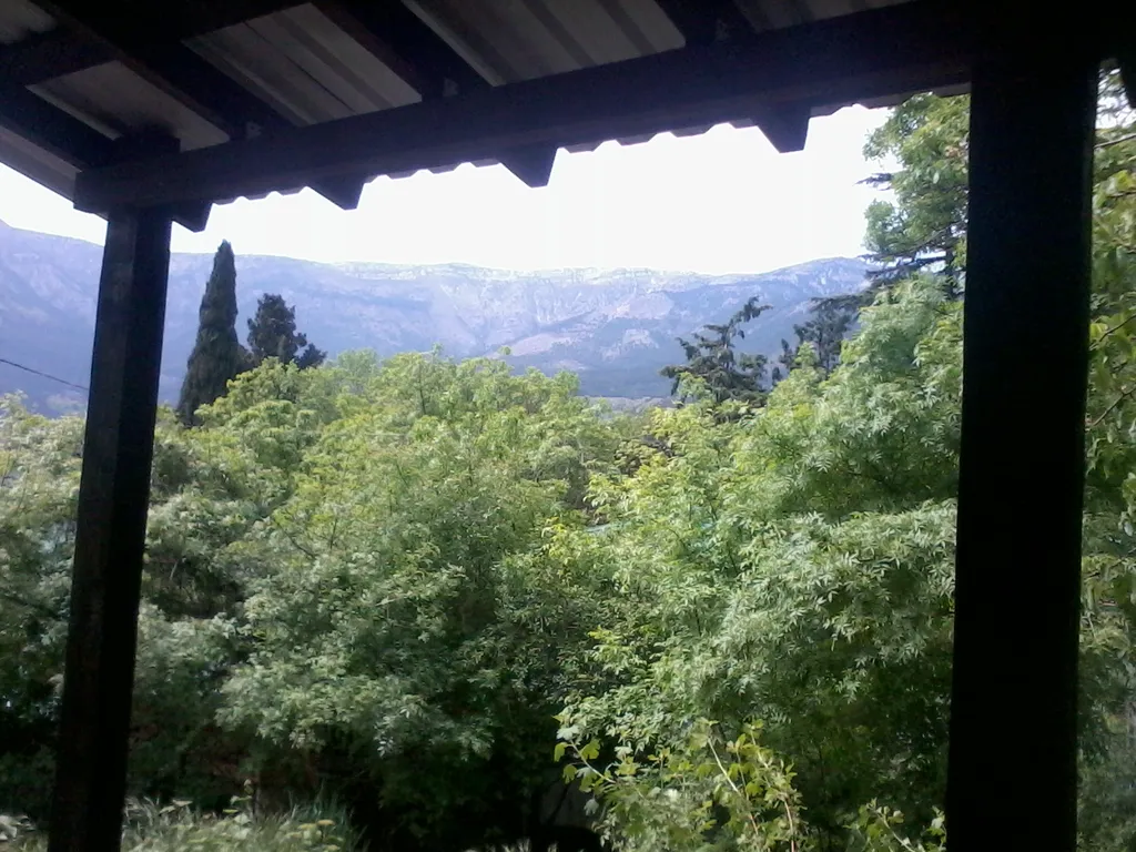 Коттедж Целый этаж в частном доме со своим садом и парковкой — Ялта