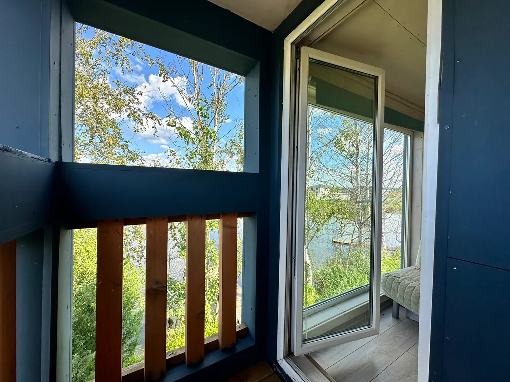 Уютный коттедж с панорамными окнами на берегу озера