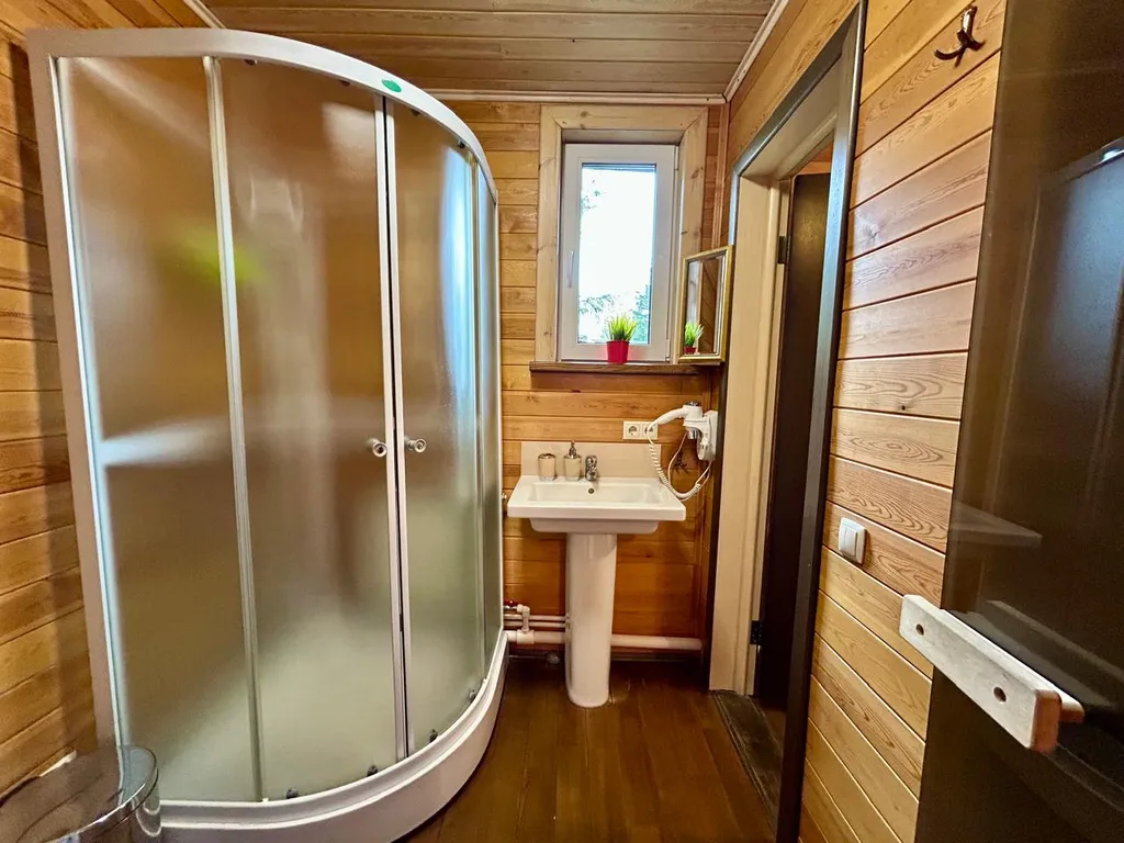 Коттедж с сауной на участке с хвойным лесом поблизости от Красноярска