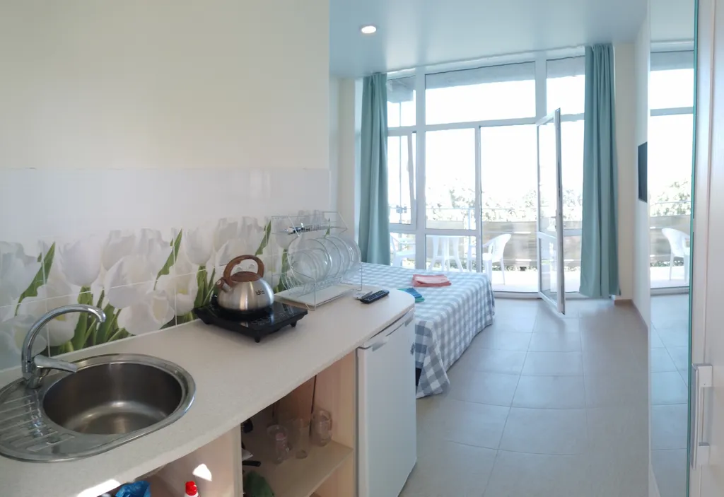 Улучшенная трёхместная студия с видом на море с балкона