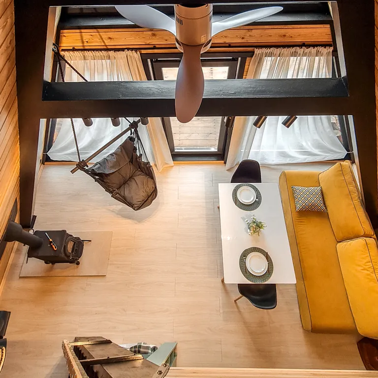 Уютный домик с панорамным видом на горы и лес