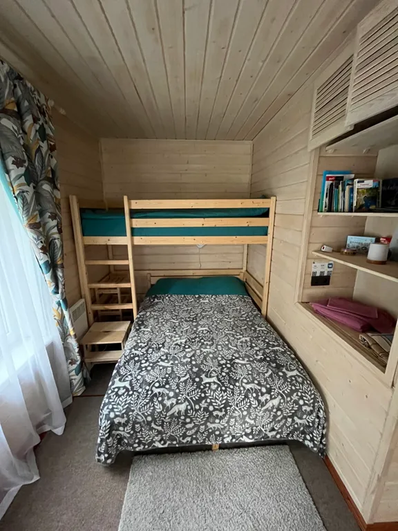 Дом и баня у скалы