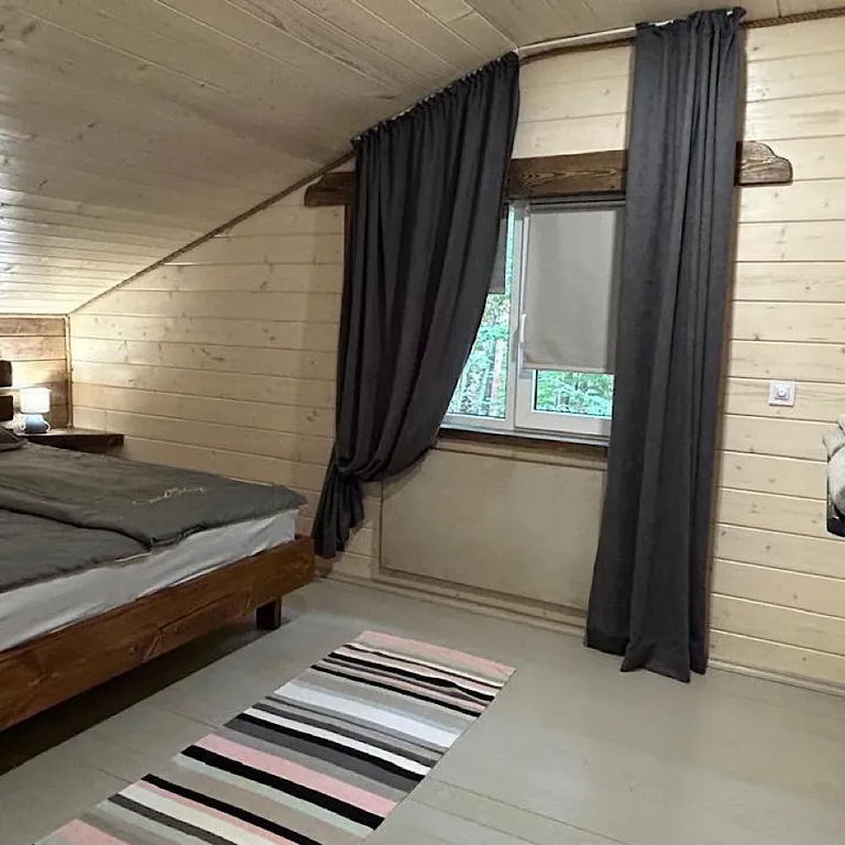 Средний дом в лесу, с видом на горы