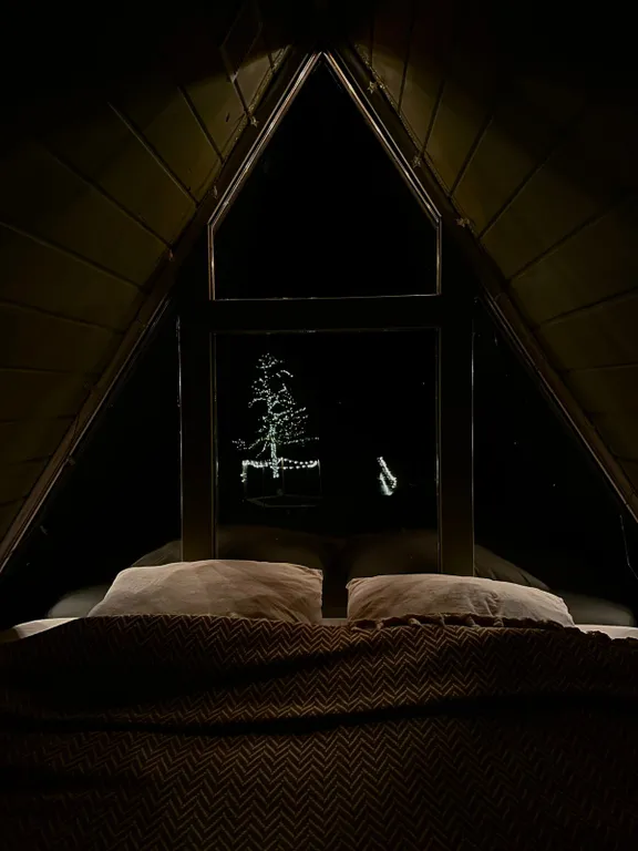 Дом А-фрейм на берегу озера