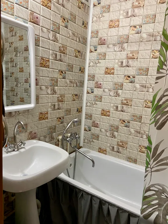 Просторная изумрудная квартирка