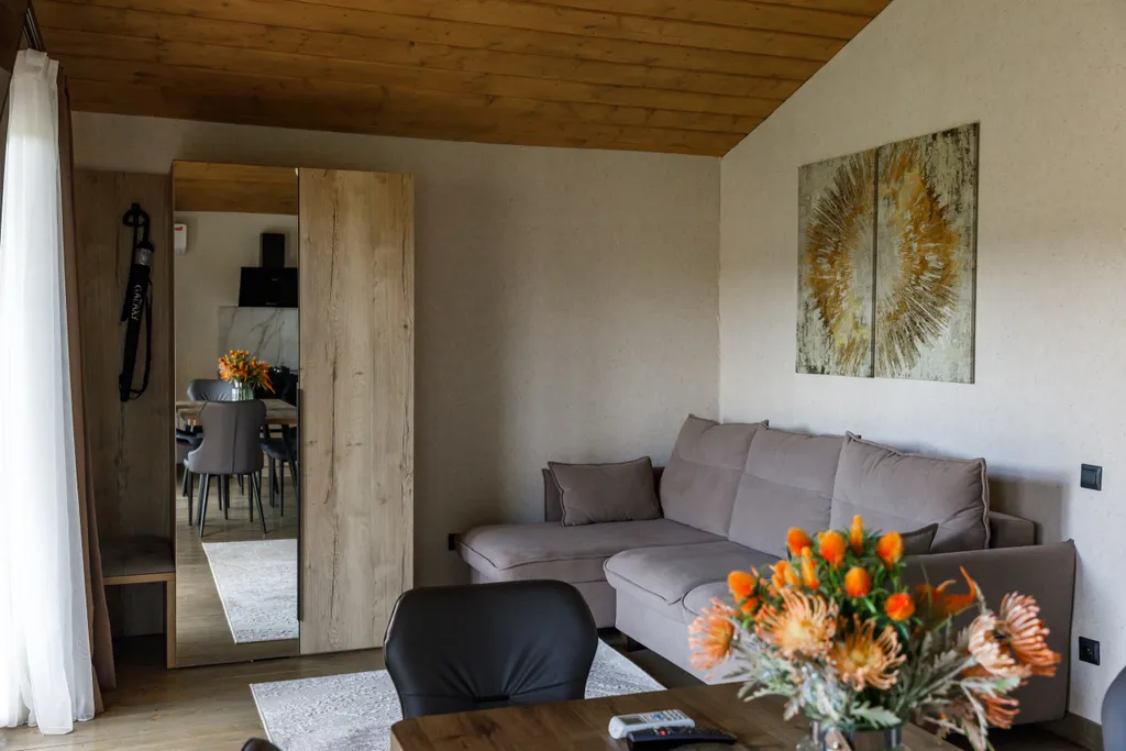 Просторный двухкомнатный коттедж в лесу у пруда