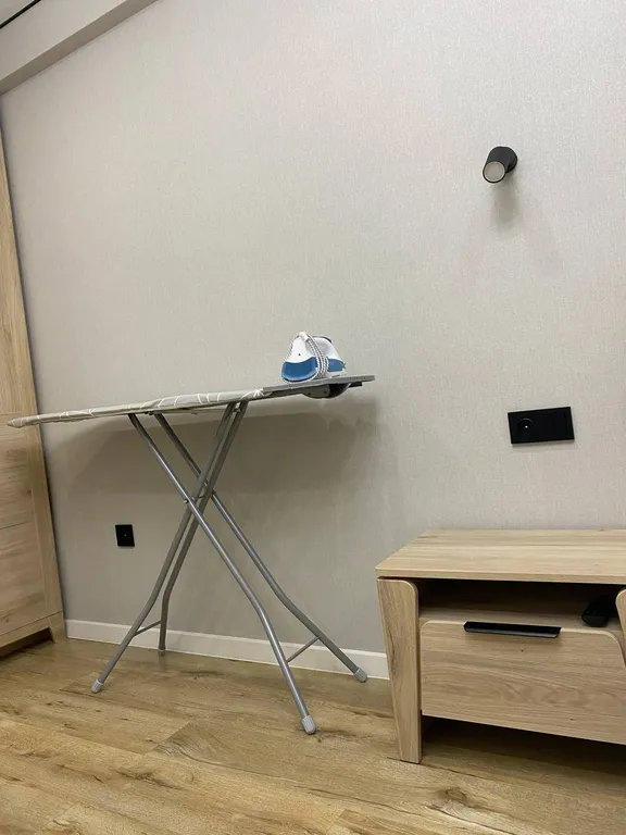 Чистая и современная квартира с видом на горы в центре города