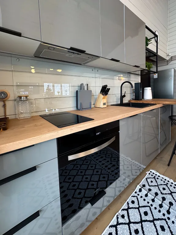 Большой дом на озере с сауной