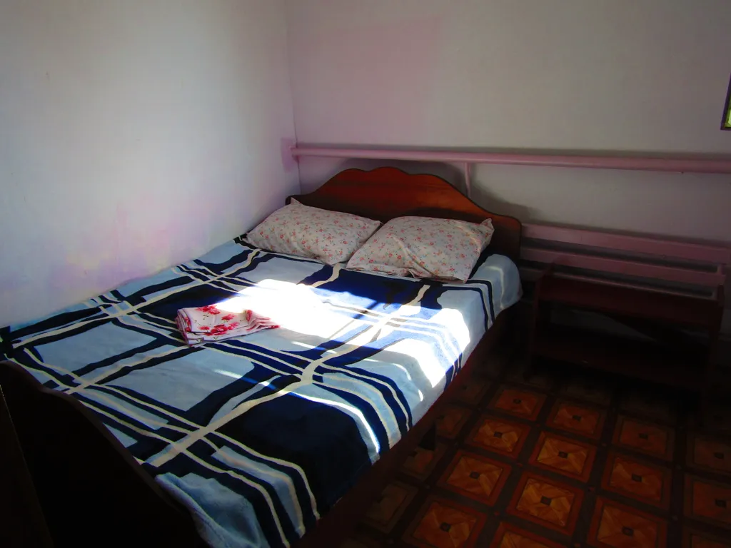 Дом с двумя спальнями и крыльцом с садовой мебелью