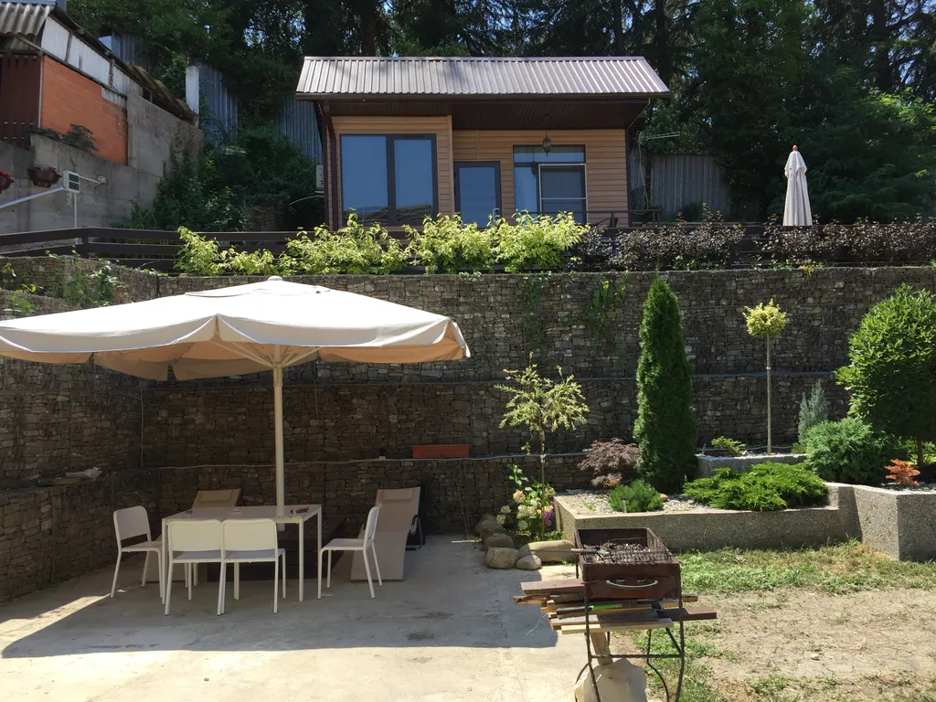 Двухкомнатные апартаменты на первом этаже в частном доме