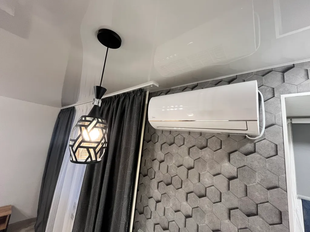 Дизайнерская студия с большим телевизором со смарт-тв