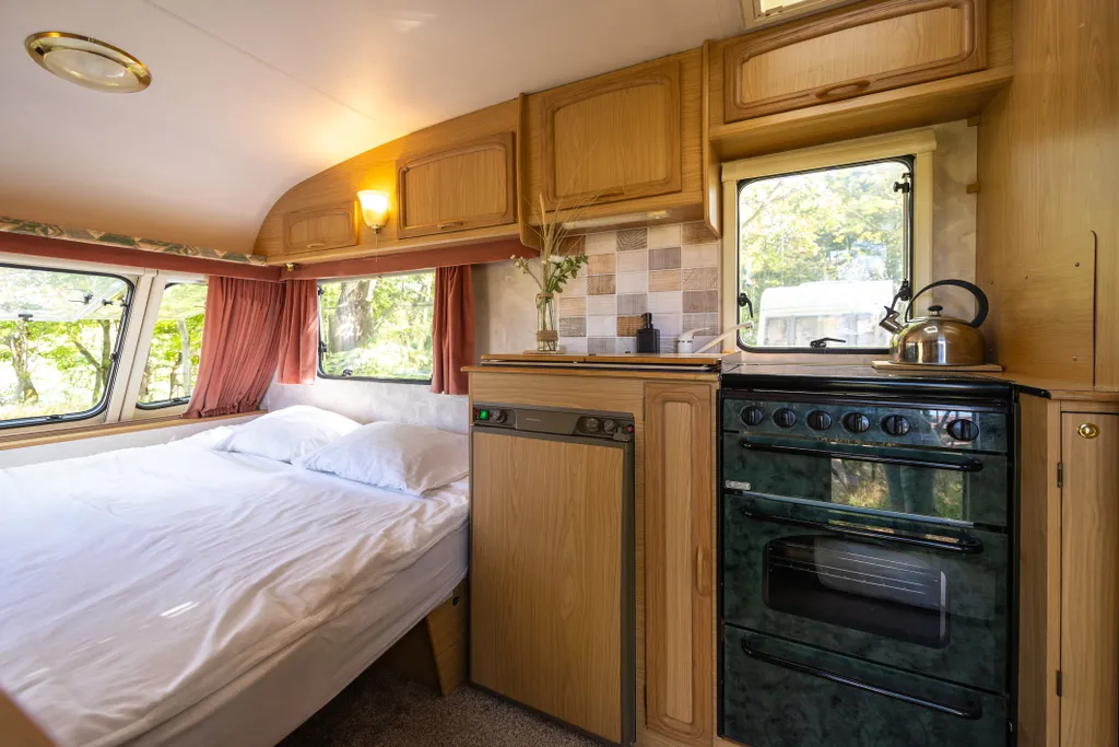 Автодомик для двоих с видом на озеро