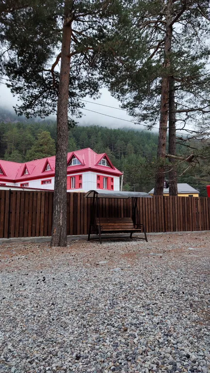 Горный домик с видом на горы и реку