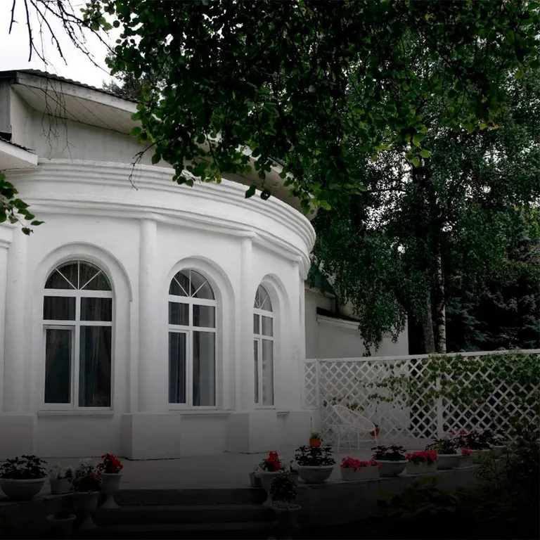 Белоснежная веранда и усадьба