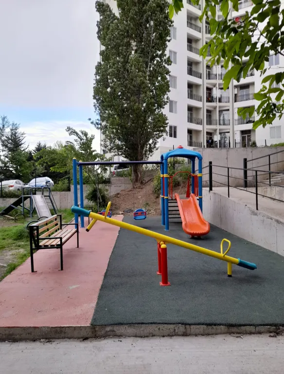 Уютная квартира у моря с видом с балкона на достопримечательности, ели и город