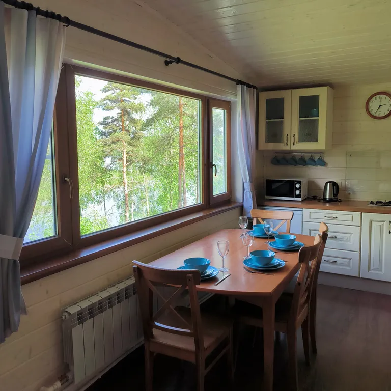 Дом на скале с видом на озеро