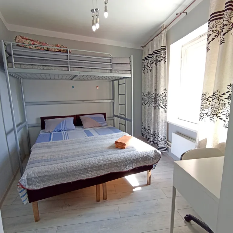 Просторная квартира для коллективов и большой семьи в центре