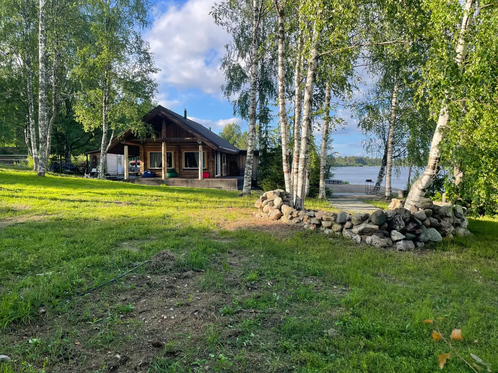 Дом на берегу озера Лососинное