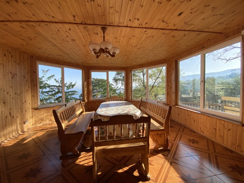 Сруб в Ялте c бассейном и сауной