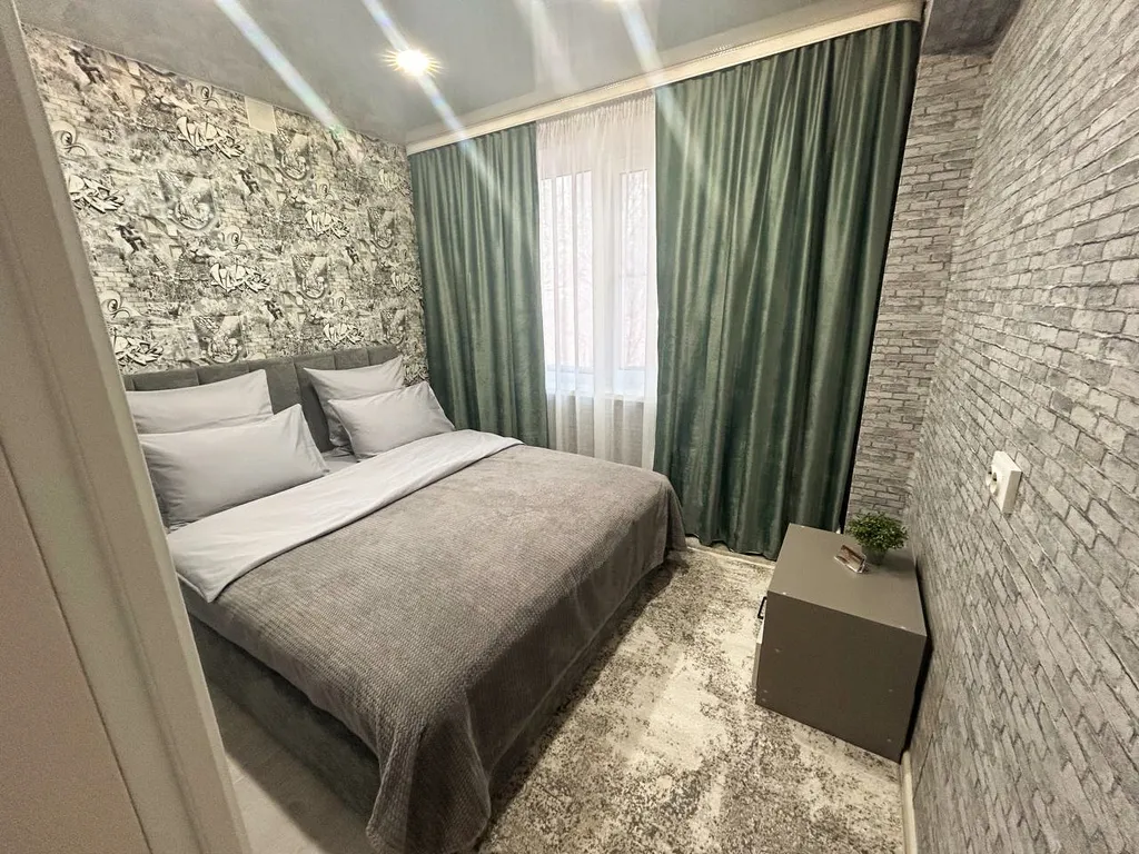 Комфортная квартира с совмещенной кухней-гостиной и уютной спальней — аренда посуточно в Юрга