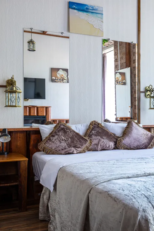 Романтическая студия с камином и балконом в старинном особняке