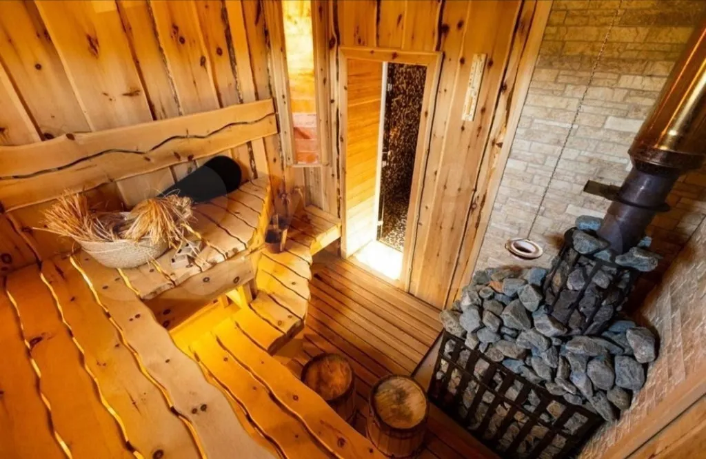 Большой дом с баней, бассейном и видом на озеро