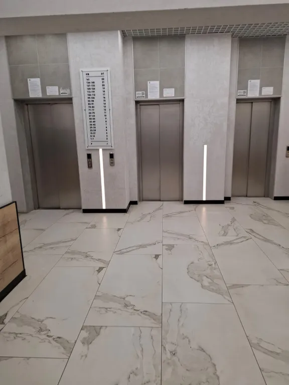 Студия возле аллеи с проигрывателем пластинок