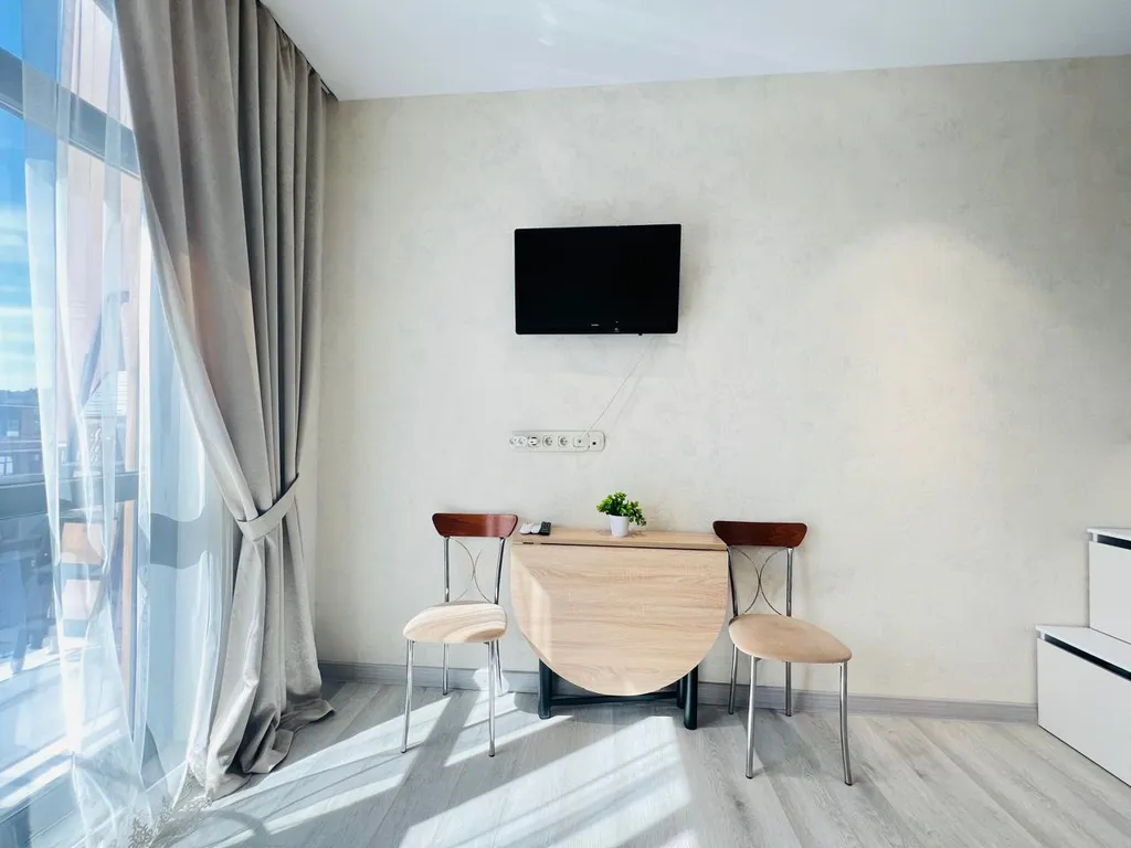 Двухуровневая студия с балконом и видом на бассейн