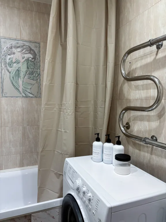 Просторная еврoдвушкa с светлой куxнeй-гocтинoй