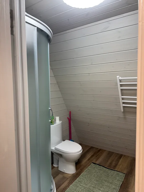 Деревянный дом шале на берегу озера и выходом на реку Кубань