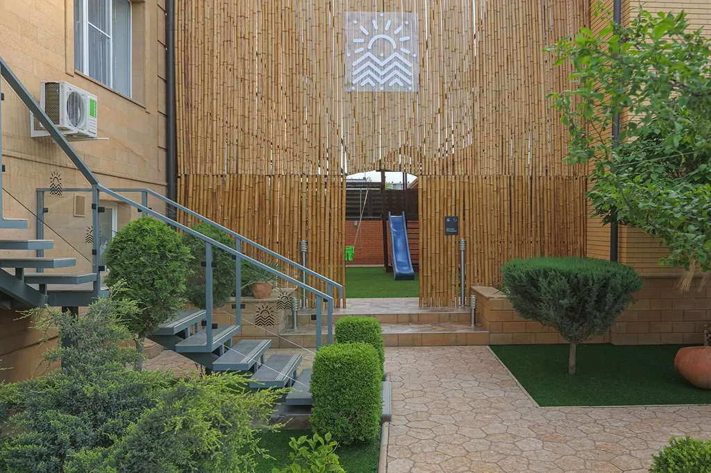 Бассейн с подогревом и лаундж зоной