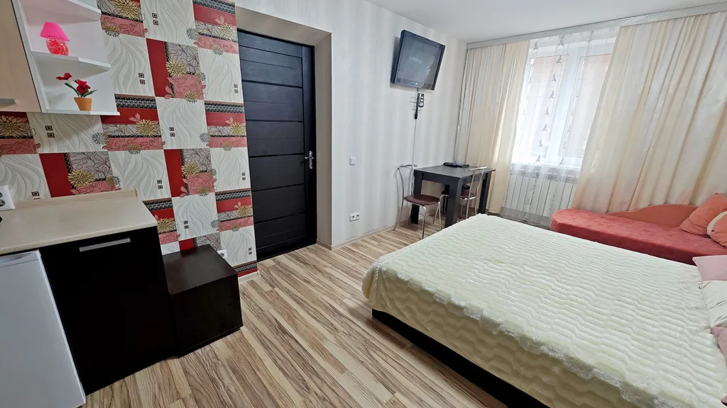 Вишнёвая студия стандарт с кухней и ванной комнатой